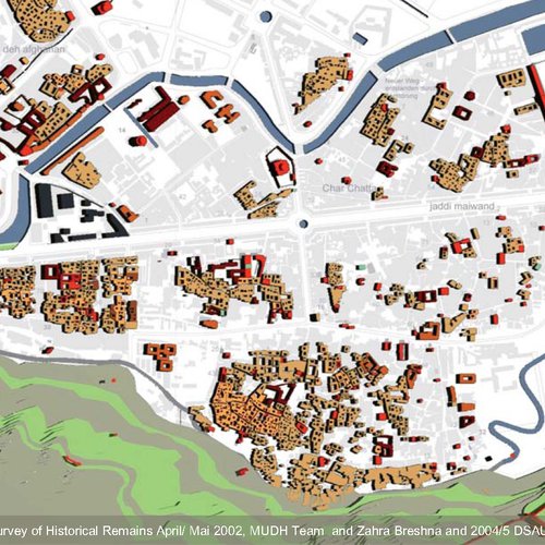  Eine farbige Karte zeigt historische Gebäudestrukturen und Straßen in einer Stadtansicht.